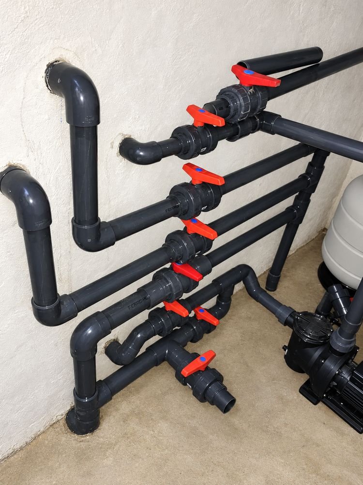 Pipe manifold with valves
